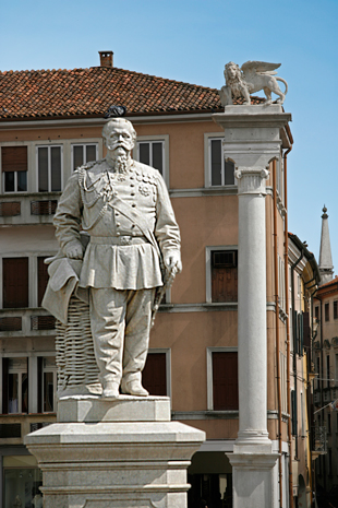 Rovigo, Statue di Piazza Vittorio Emanuele.